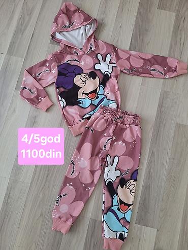 uniqlo majice: - Veličina 4/5 godina
- Cena: 1100 din — 1