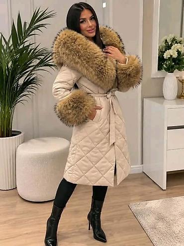 Kaputi: Ženski prošiveni kaput sa krznenim okovratnikom - Elegantni dugi — 3