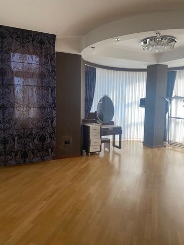 Həyət evləri və villaların satışı: Şəhər mənzərəsinə açılan balkonları olan möhtəşəm fasadlı 4 mərtəbəli — 22