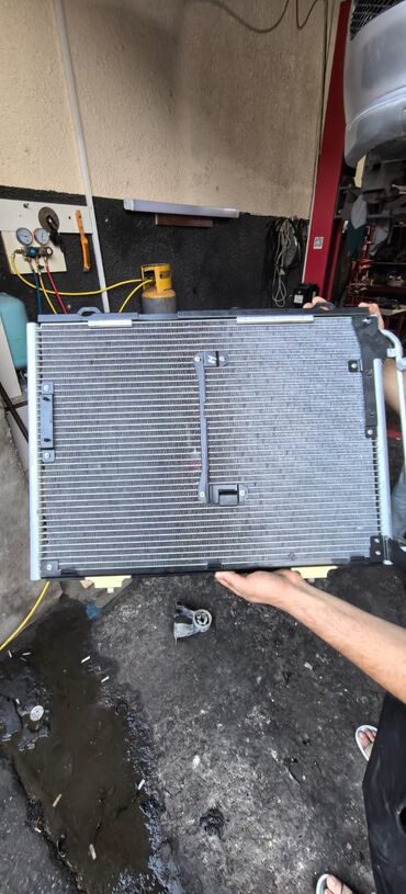 Kondisioner radiatorları: Avtomobil kondisioneri üçün radiator, avtomobilin soyutma sisteminin