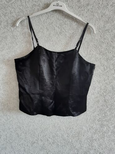 Xanımlar üçün yay koftası. Rahatdı. Qara rəngdi. Materialı
