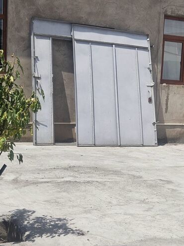 ucuz çılçıraqlar: Darvazalar, Həyət üçün
