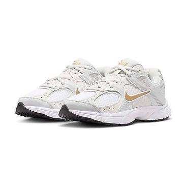 nike s: Кроссовки Nike (модель в беговом стиле) — белые с золотым Swoosh. - — 1