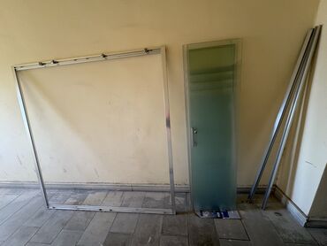 Duş kabinaları, arakəsmələr: Alüminium çərçivəli duş kabinəsi qapısı və yan panelləri. Qapı
