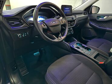 Ford: Plavi Ford Kuga, SUV model sa petoro vrata, opremljen je automatskim — 17