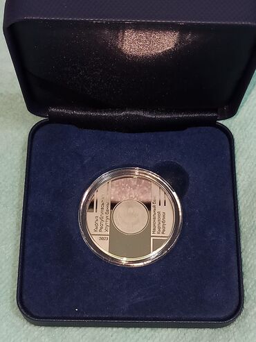 монета серебро: Медно никелевая монета "Конституция 5 сом". Её тираж составляет 500