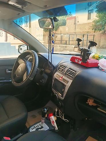 Kia: Kia Picanto, ağ rəng, hetçbek gövdə. Xüsusiyyətlər: - Kompakt şəhər — 5