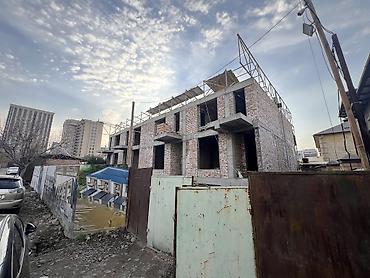 Продажа таунхаусов: 🏡 Таунхаус в центре Бишкека Продается просторный таунхаус площадью — 12