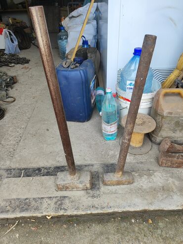 Наборы инструментов: Инструменты советские - молотки по 200 сом; ножницы по металлу большие — 12