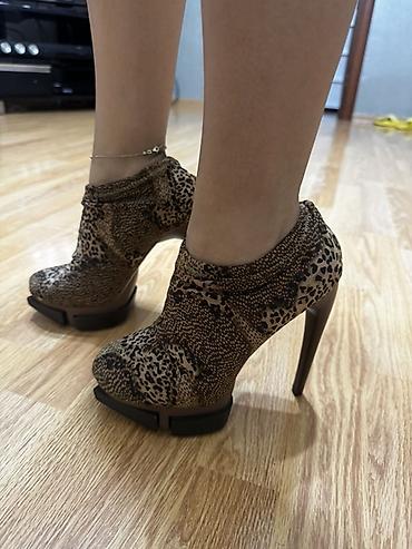 Qadın bot-ayaqqabı, yüksək dabanlı - Model: platformalı ankle boot -