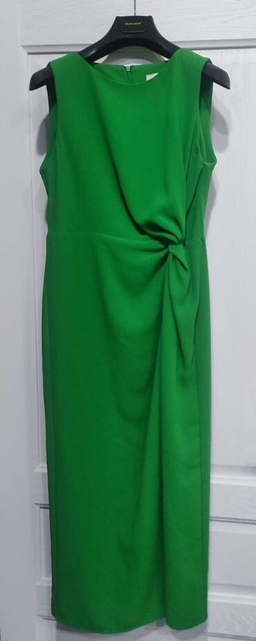 Plaşlar: Zərif yaşıl rəngdə qolsuz midi don. - Klassik qələbə yaxalı kəsim və