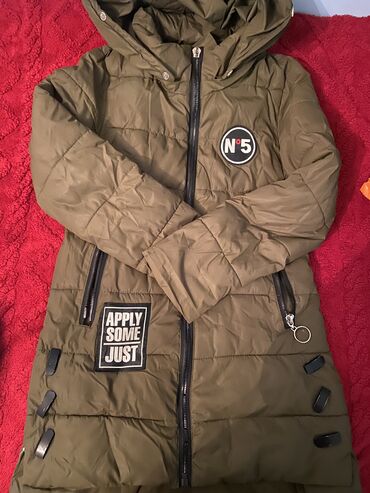 весенняя мужская верхняя одежда: Vəziyyəti çox yaxşı 15 manata. Şəkildə hər şey aydın görsənib çevirib