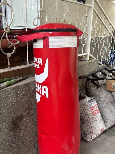 сумка из чистой кожи: Продаю боксёрский мешок Он не мягкий Рост 1 метр 20 см Покупал