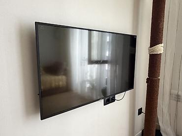 телевизоры: Телевизор LED с диагональю ориентировочно 40–43". Тонкая рамка — 1