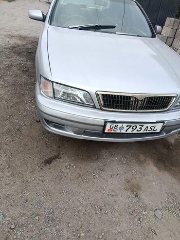 электронные мото: Серебристый седан Nissan Cefiro, оснащенный бензиновым двигателем