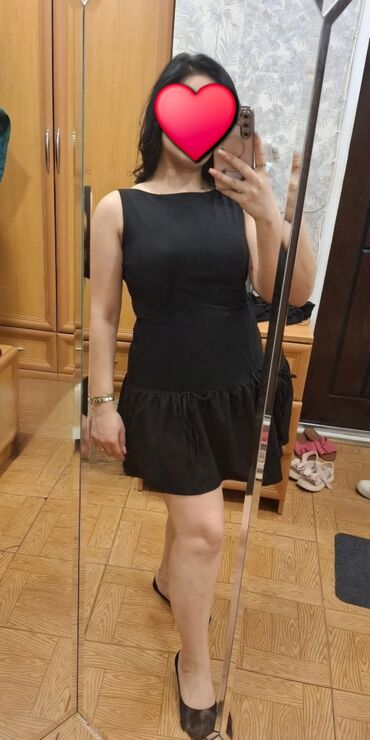 Alt paltarı: Qara mini don - Model: qolsuz, dairəvi yaxa, dizdən yuxarı uzunluq -