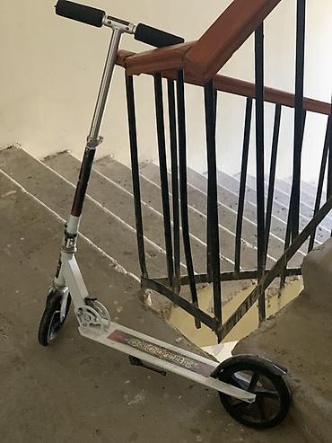 Samokatlar: Şəhər içi rahat hərəkət üçün yüngül və praktik skuter - Rəng: ağ — 1