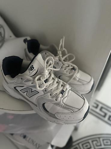 new balans: New Balance “Running” krossovkaları - Rəng: ağ, tünd lacivərt — 1