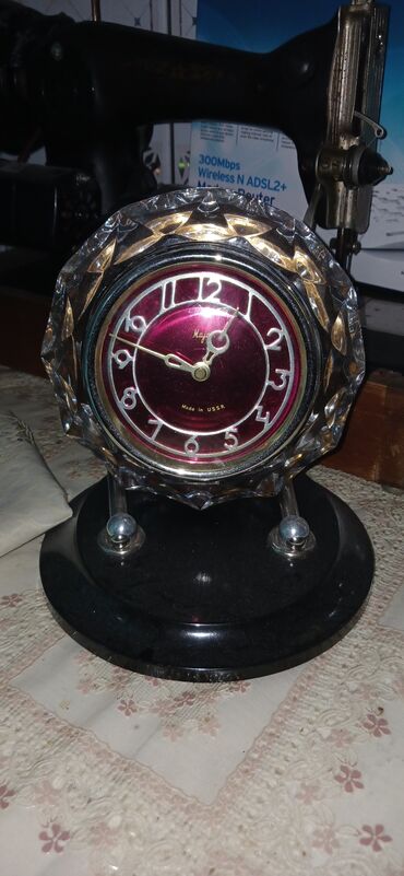 Əntiq vazalar: Bu vintage masa saatı qırmızı siferblatlıdır, üzərində "Made in USSR"