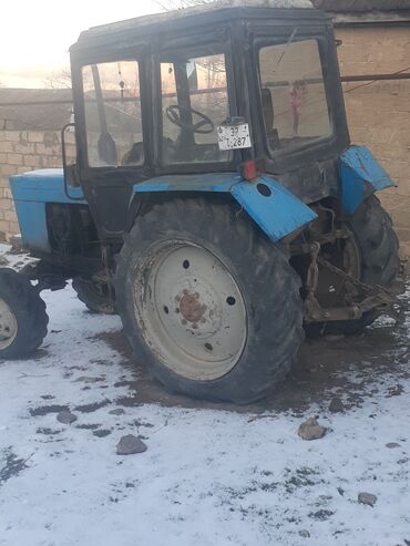 Traktorlar: Mavi-qara kabinəli kənd təsərrüfatı traktoru. Xüsusiyyətlər: - — 7