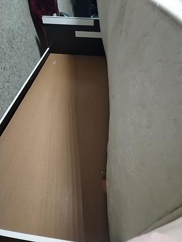 Çarpayılar: Taxt (tək nəfərlik) – döşəkli - Ölçü: təxmini tək nəfərlik (standart — 10