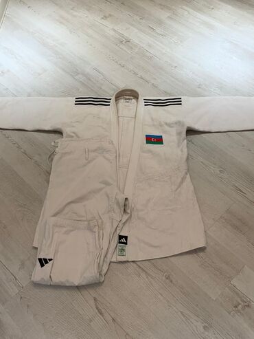 Перчатки: Cüdogi Ağ Adidas Original 175 Razmer. Göy Adidas 175 Razmer. İksidə