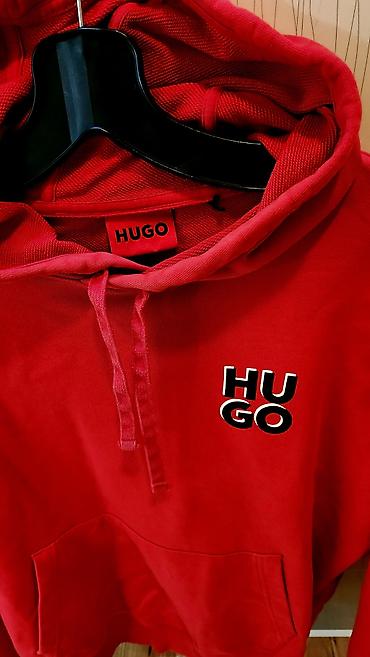 torbe za bebe: HUGO crvena dukserica s kapuljačom - Model: klasična hoodie sa džepom — 2