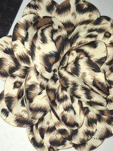 Broşlar: Leopard naxışlı, əl işi olan gül broşları. Paltolara, şərflərə və ya -da lalafo.az — 12 Broşlar: Leopard naxışlı, əl işi olan gül broşları. Paltolara, şərflərə və ya — 12