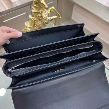 Çantalar: Prada kişi iş çantası – klassik qara rəngdə, sərt formalı və — 9