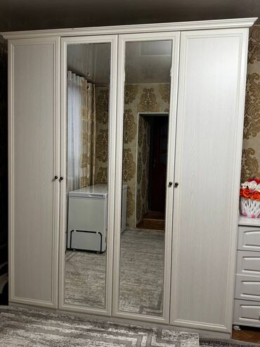 токмок кун чыгыш: Кийим салуучу шкаф, Колдонулган, Түз, Жыгач
