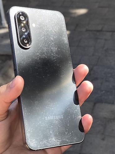 samsung es: Samsung Galaxy A17, 128 GB, rəng - Boz, Barmaq izi — 1
