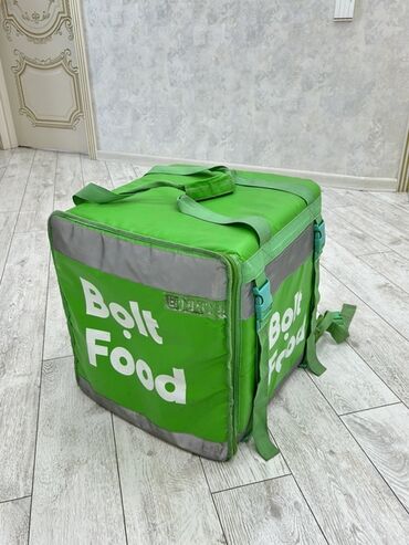 Qril aparatları: Bolt Food daşıma çantası - Rəng: yaşıl, üzərində “Bolt Food” loqosu -