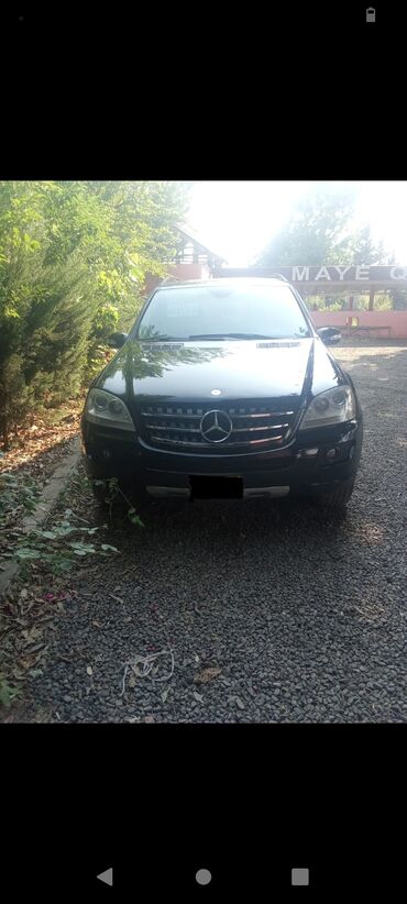 mercedes b: Qara rəngdə olan Mercedes-Benz ML sinfi avtomobil. Salonda qara dəri