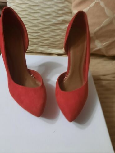 Salonke: Salonke, Bershka, 37 — 9