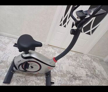 isma velosipedləri: Fitness markalı, gümüşü rəngli velosiped trenajoru. Evdə idman etmək