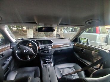 дверные карты на мерс 210: Автомобиль Mercedes-Benz E-класса с кожаным салоном черного цвета