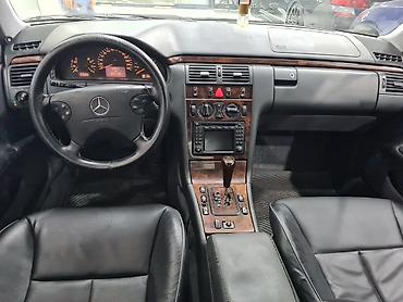 audi 6: Mercedes-Benz E-Class: 2.6 l | 2001 il Sedan — 5