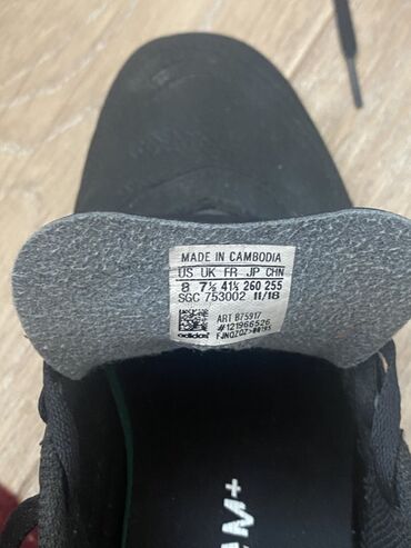 сороконожки адидас предатор оригинал: Черные футбольные бутсы Adidas с шипованной подошвой. Модель