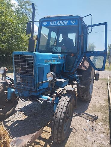 Traktorlar: Belarus MTZ-82.1 traktor Xüsusiyyətlər: - 4x2 təkər formulu, ön — 13