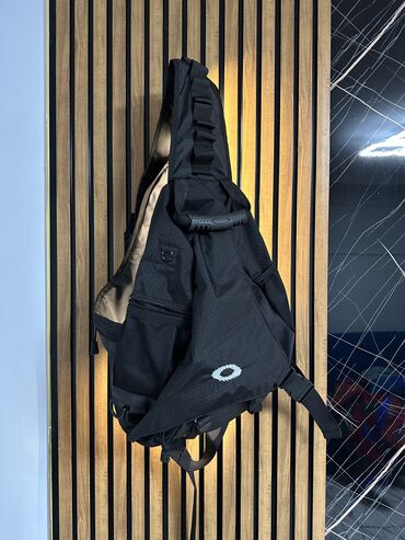 сумка спорт: Фирменная сумка Oakley с большими запасами карманами и