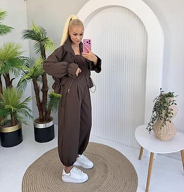 Kompleti: Zenski komplet – jakna i pantalone
S M L Xl
3700din — 12