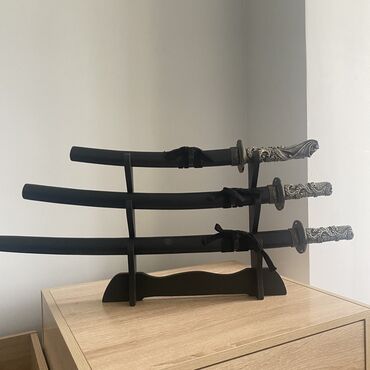 б у мебель продаю: Срочно продаю декоративные японские мечи! Катаны, декоративные из
