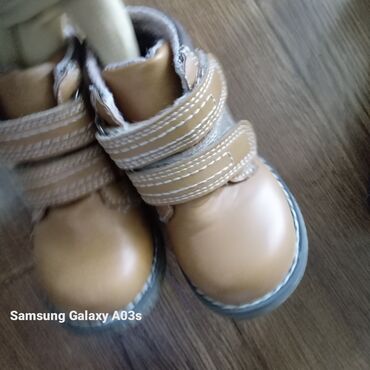 магазин детской обуви: 20 размер на один годик осень-зима- весна в отличном состоянии