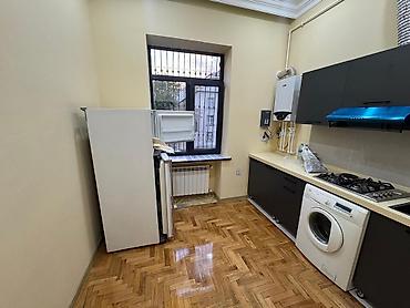 kiraye ev sebail: Elmlər metrosunun çıxışı, BDU-nun yanı, köhnə tikili, 4 mərtəbəli — 4