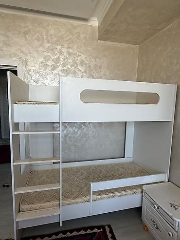 детски кровати 2 этаж: Двухъярусная детская кровать, Б/у, ЛДСП, цвет - Белый — 1