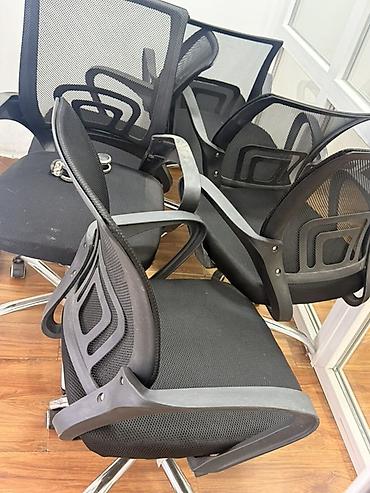 office table: Сломанные Офисные кресла на колесиках, сетчатая спинка. Продаю или — 1