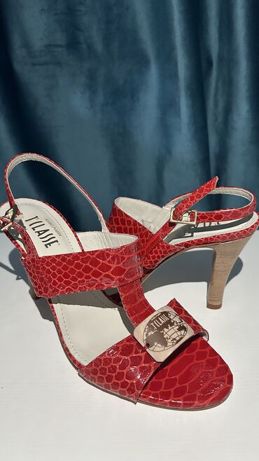 женская обувь 41: Босоножки от Итальянского бренда Alviero Martini. Привезли из Италии