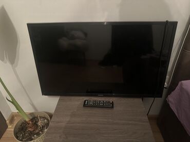 samsung tv pultu: Bu Samsung LED televizoru qara rəngdədir və nazik çərçivəyə malikdir