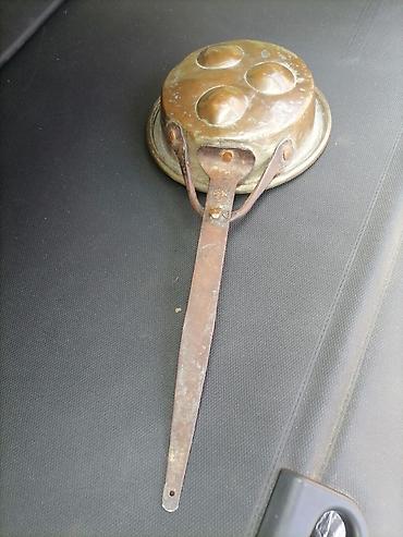 metalac posude za kafu i secer: Stara metalna tava za poširanje jaja (3 ležišta) - Materijal: metal — 6