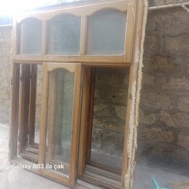 Pəncərələr: Taxta çərçivəli pəncərə dəsti razilasma yyolu ile - Material: təbii